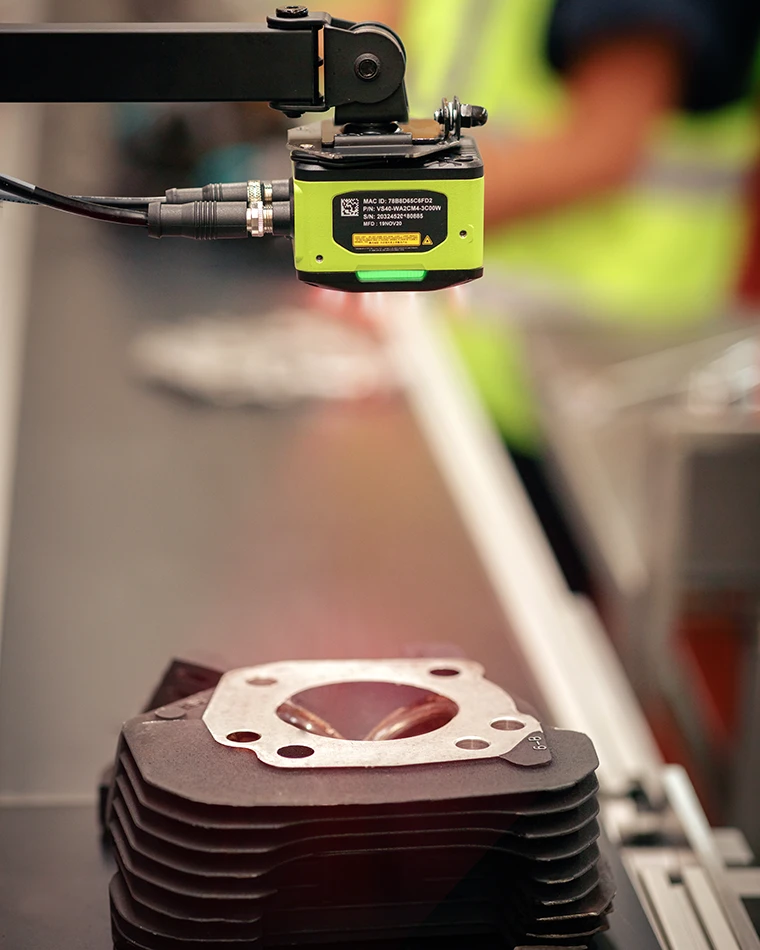 manufacturing-photography-application-production-line-part-check-close-up-fs-40-vs40